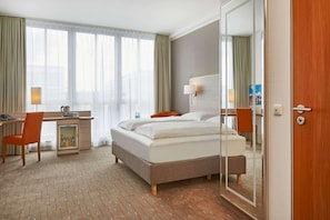 Hochwertige Bettwaren, Schreibtisch, Verdunkelungsvorhänge