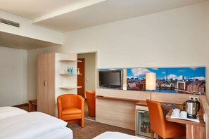 Premium bedding, desk, blackout drapes, free WiFi