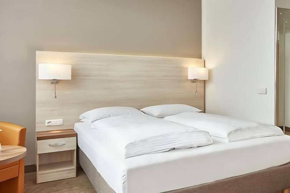 Premium bedding, desk, blackout drapes, WiFi (free)