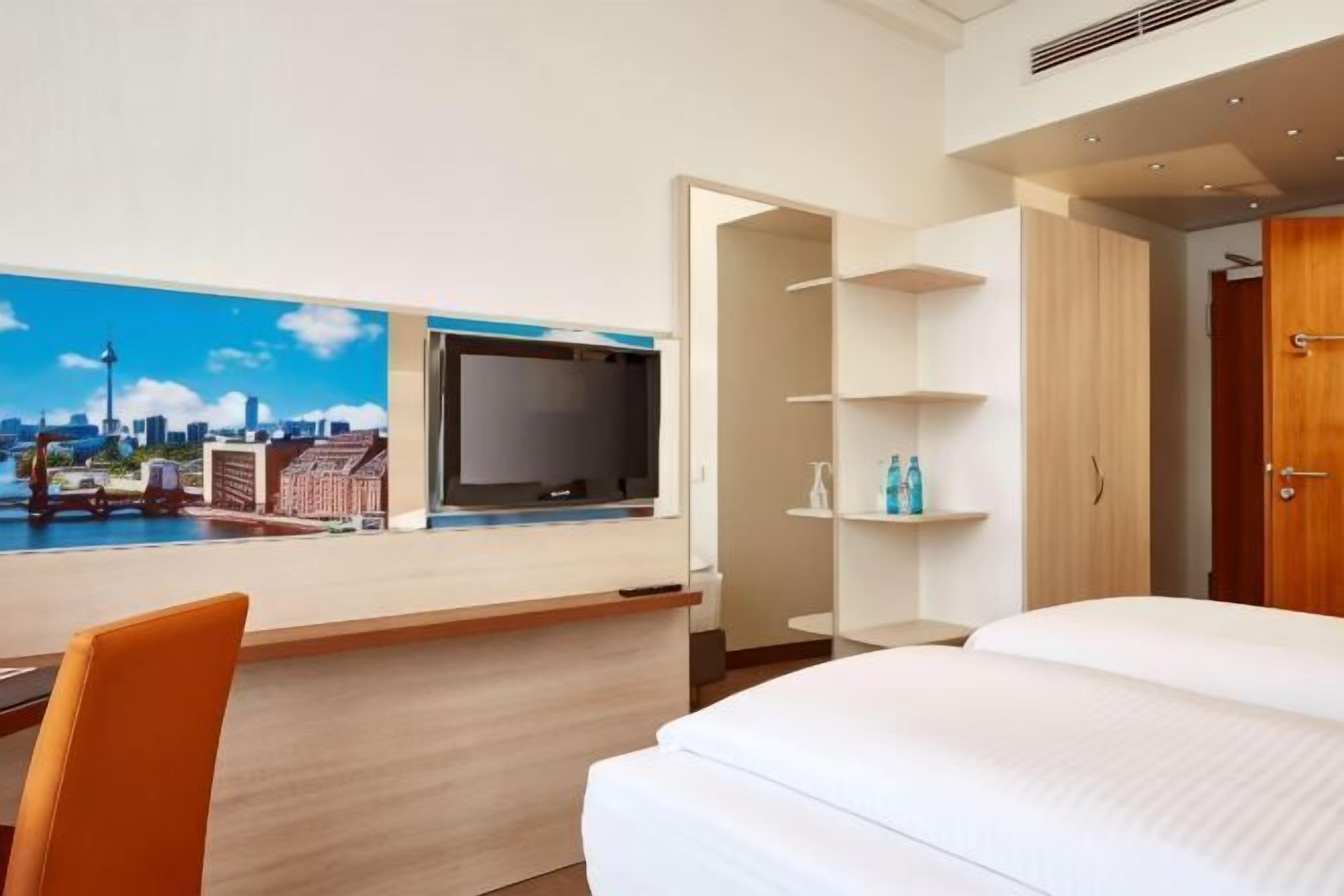 Premium bedding, desk, blackout drapes, free WiFi