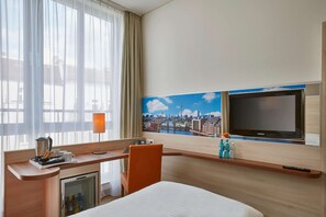 Premium bedding, desk, blackout curtains, free WiFi