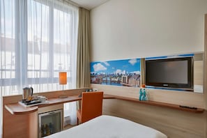 Premium bedding, desk, blackout drapes, free WiFi