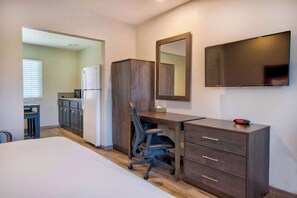 Habitación Deluxe, 1 cama de matrimonio grande, no fumadores, frigorífico y microondas | 1 dormitorio, escritorio, tabla de planchar con plancha y wifi gratis