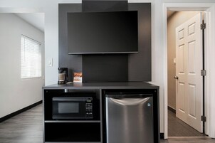 Habitación Deluxe, 2 camas dobles, no fumadores, frigorífico y microondas | 1 dormitorio, escritorio, tabla de planchar con plancha y wifi gratis