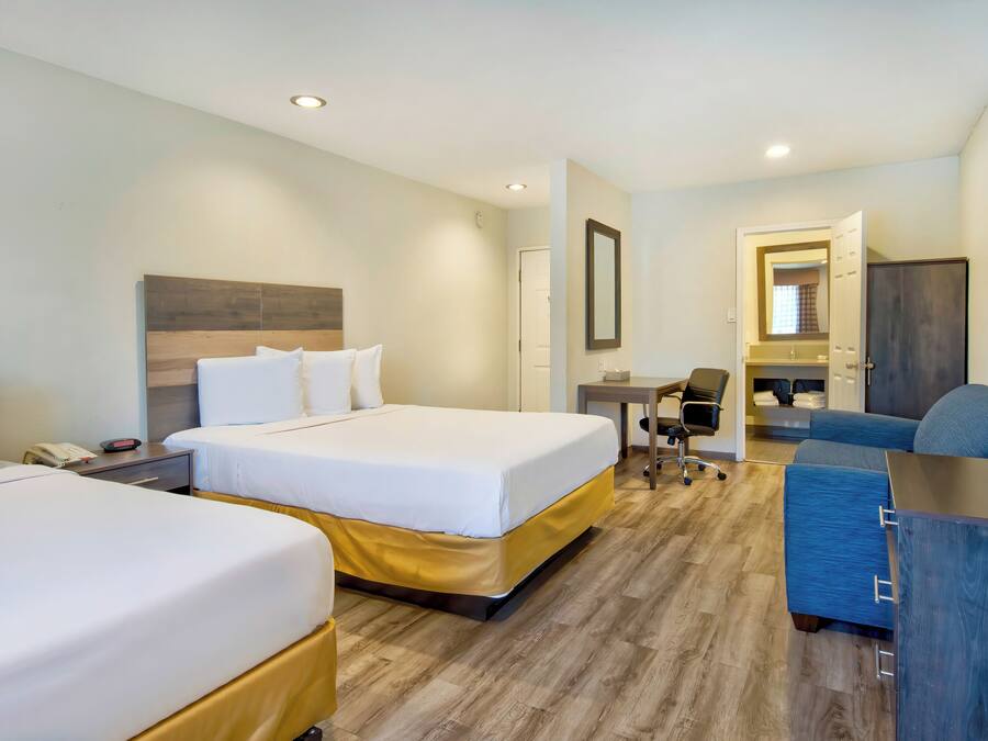 Rom – deluxe, 2 dobbeltsenger, ikke-røyk, kjøleskap og mikrobølgeovn | 1 soverom, skrivebord, strykejern/-brett og wi-fi (inkludert)