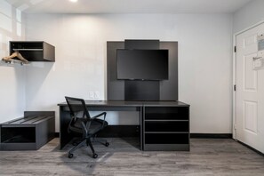 Habitación Deluxe, 2 camas dobles, no fumadores, frigorífico y microondas | Baño | Artículos de higiene personal gratuitos, secador de pelo y toallas