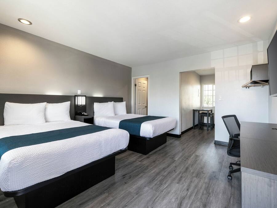 Quarto luxo, 2 camas de casal, para não fumantes, geladeira e micro-ondas | 1 quarto, escrivaninha, ferros/tábuas de passar roupa, Wi-Fi de cortesia