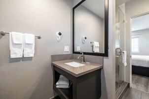Habitación Deluxe, 2 camas dobles, no fumadores, frigorífico y microondas | Baño | Artículos de higiene personal gratuitos, secador de pelo y toallas