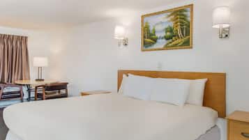 Grand Room, 1 King Bed | Premium bedding, iron/ironing board, free cribs/infant beds