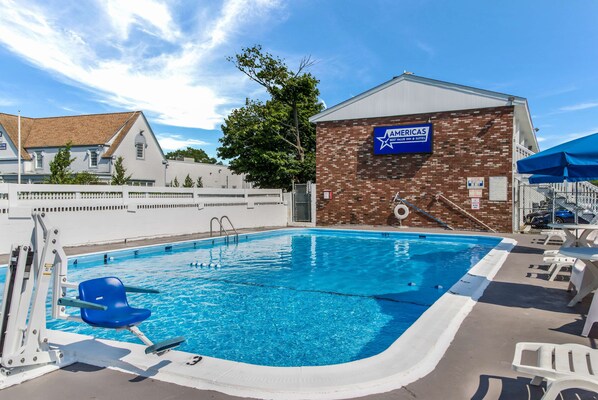 Indoor pool, seasonal outdoor pool, pool loungers