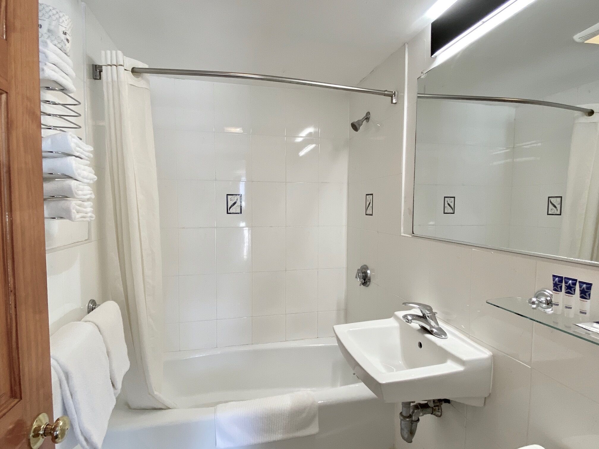 Deluxe Room, 2 Double Beds | Bathroom | Combined shower/tub, free toiletries, hair dryer, towels