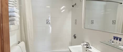 Un baño moderno con bañera, lavamanos y ducha.