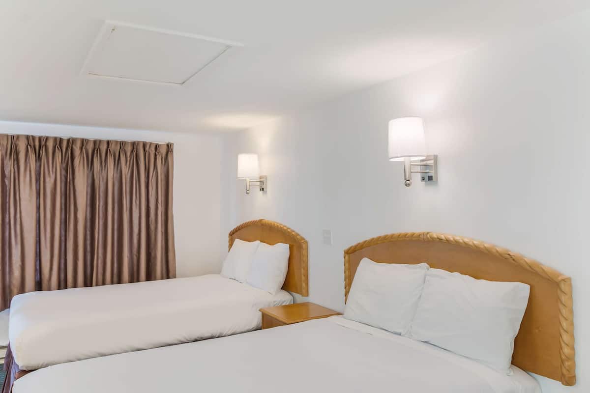 Habitación Deluxe, 2 camas dobles | Ropa de cama de alta calidad y tabla de planchar con plancha