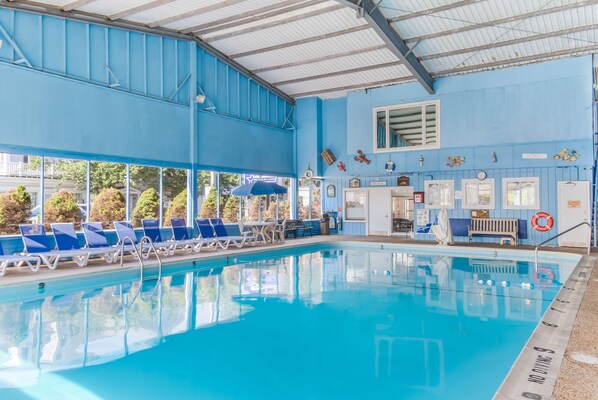 Piscine intérieure, piscine extérieure en saison, chaises longues