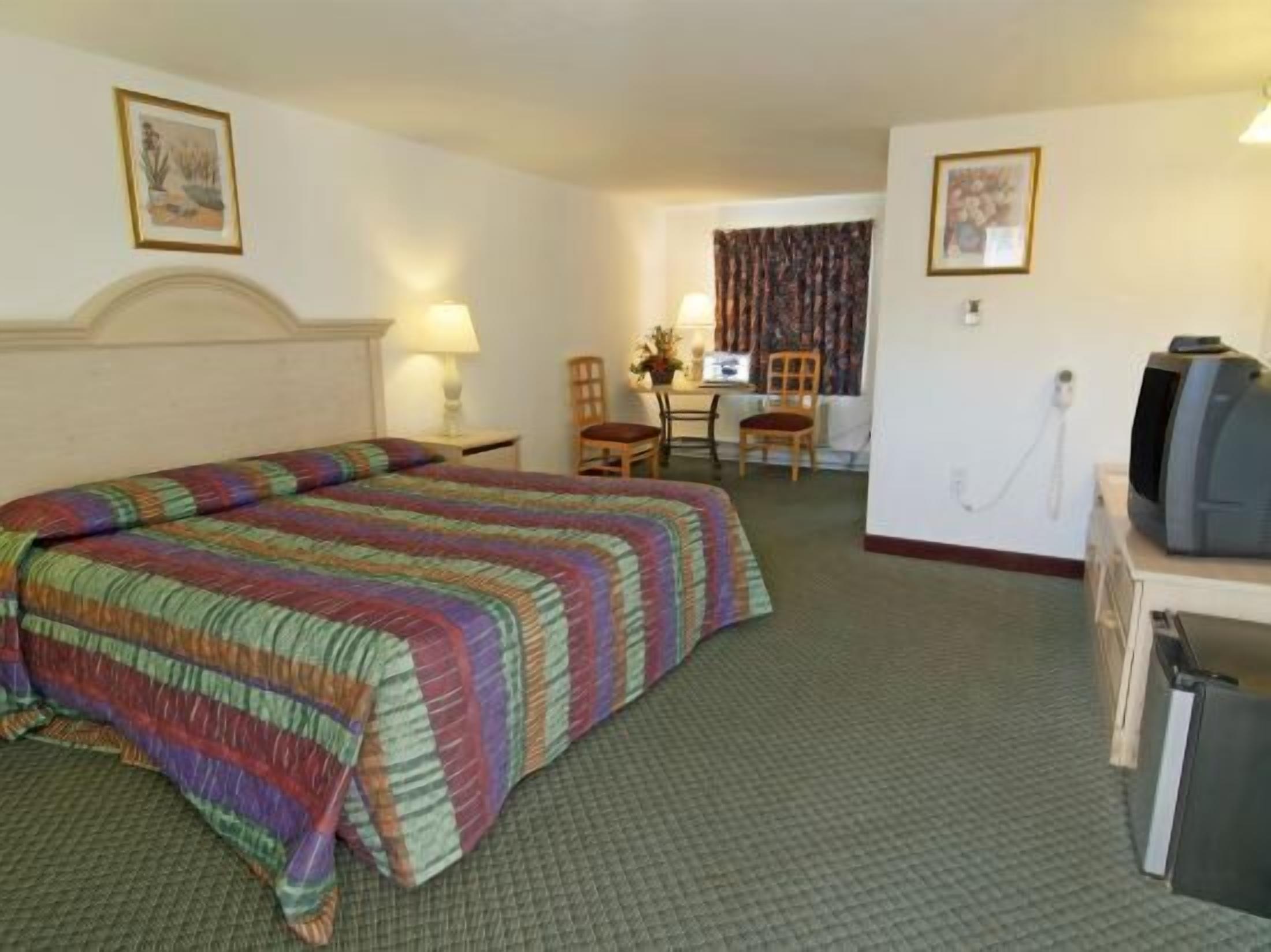 Premium bedding, iron/ironing board, free cots/infant beds