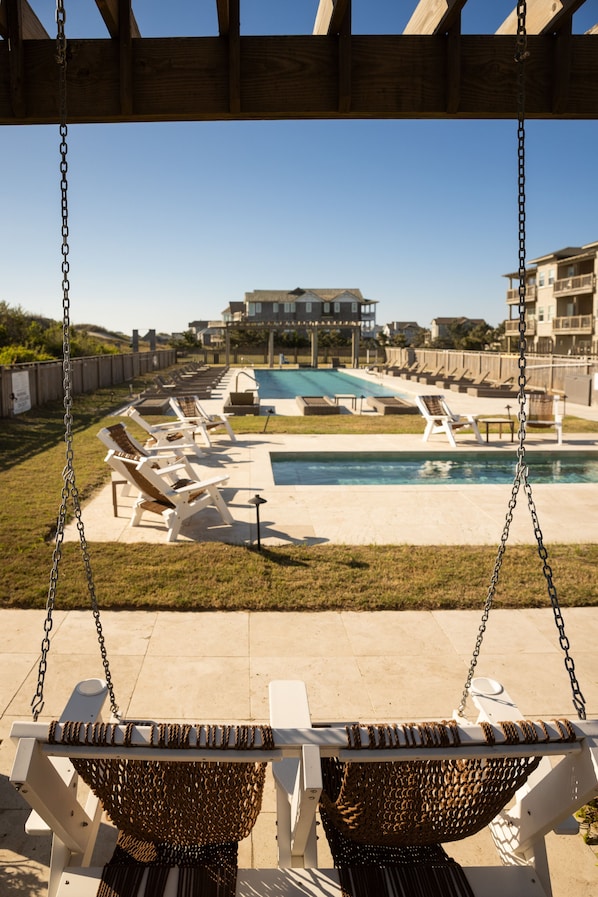 2 piscinas al aire libre, sombrillas