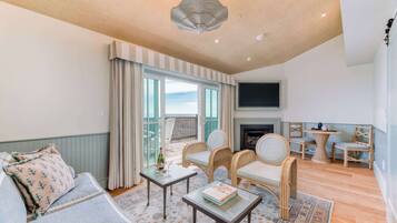 Presidentiële suite (Ocean) | Woonkamer | Een 27-inch flatscreentelevisie met kabelzenders en televisie