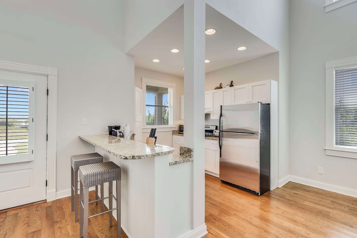 hypo-allergenic bedding, in-room safe, iron/ironing board