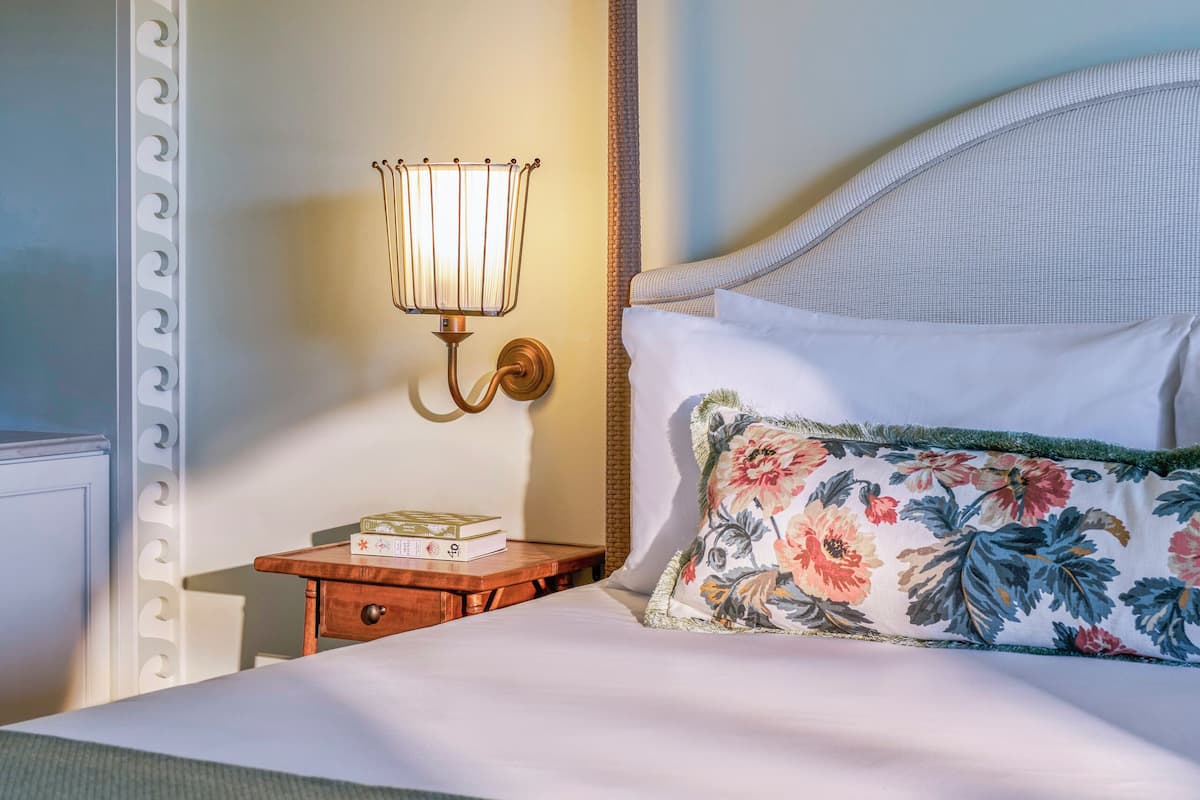 Hypo-allergenic bedding, in-room safe, iron/ironing board
