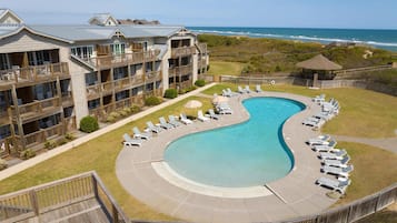 2 outdoor pools, pool umbrellas