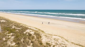 Plage, chaises longues, parasols, serviettes de plage