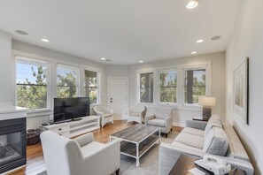 Zimmer, 3 Schlafzimmer (Swan Residence) | Wohnbereich | 27-Zoll-Flachbildfernseher mit Kabelempfang, Fernseher
