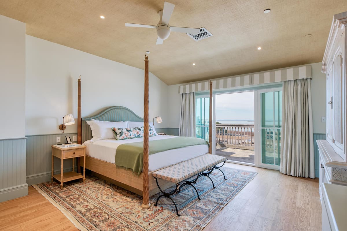 Presidential Suite | Hypo-allergenic bedding, in-room safe, iron/ironing board