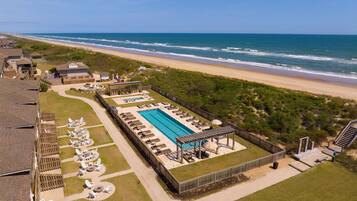 2 buitenzwembaden en parasols bij het zwembad