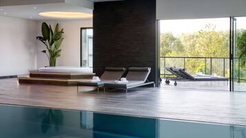 Een binnenzwembad, open van 13.00 uur tot 21.00 uur, en ligstoelen