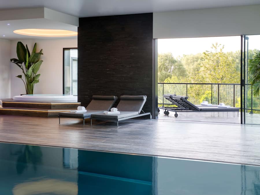 Piscine couverte, accès possible de 13 h 00 à 21 h 00, chaises longues