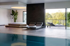 Piscina coperta, con ingresso dalle 13:00 alle 21:00, lettini