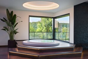 Couples treatment room(s), sauna, hot tub, steam room, massages