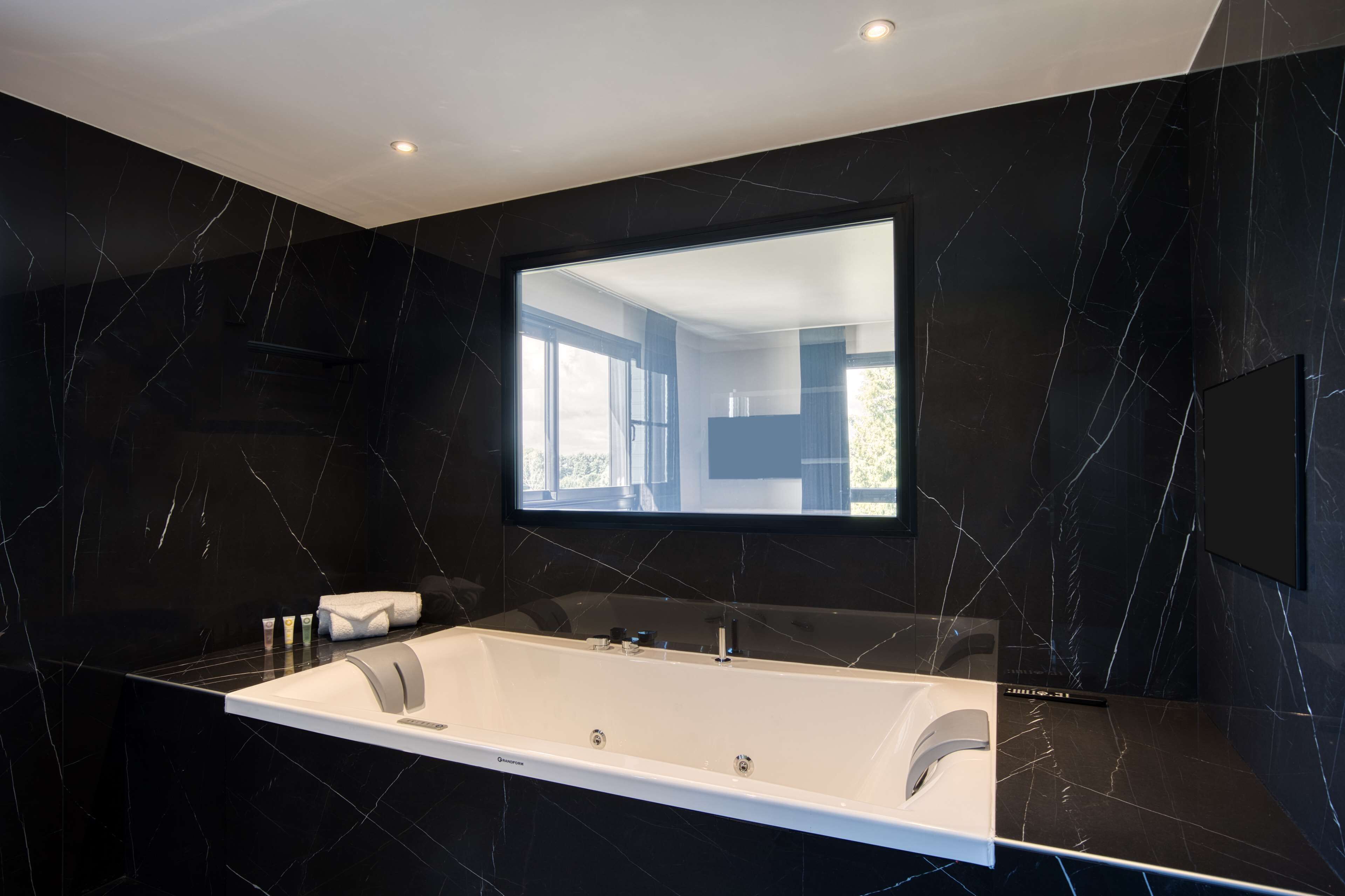 exclusive suite, 1 king bed, non smoking, golf view (with sofabed) | bathroom | eco-friendly toiletries, hair dryer, towels