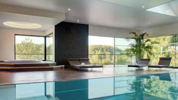 Indoor pool, sun loungers