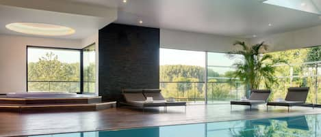 Indoor pool, sun loungers