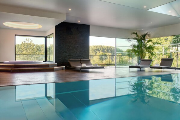 Indoor pool, sun loungers