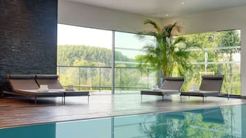 Piscine couverte, accÚs possible de 13 h 00 à 21 h 00, chaises longues