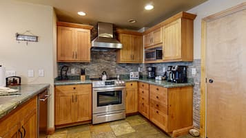 Condo, 6 Bedrooms | Private kitchen | Full-sized fridge, microwave, oven, coffee/tea maker