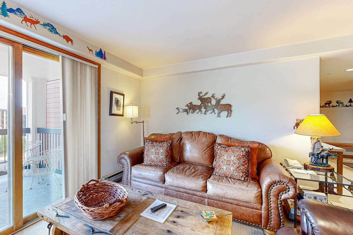 Condo, 2 Bedrooms | Living area