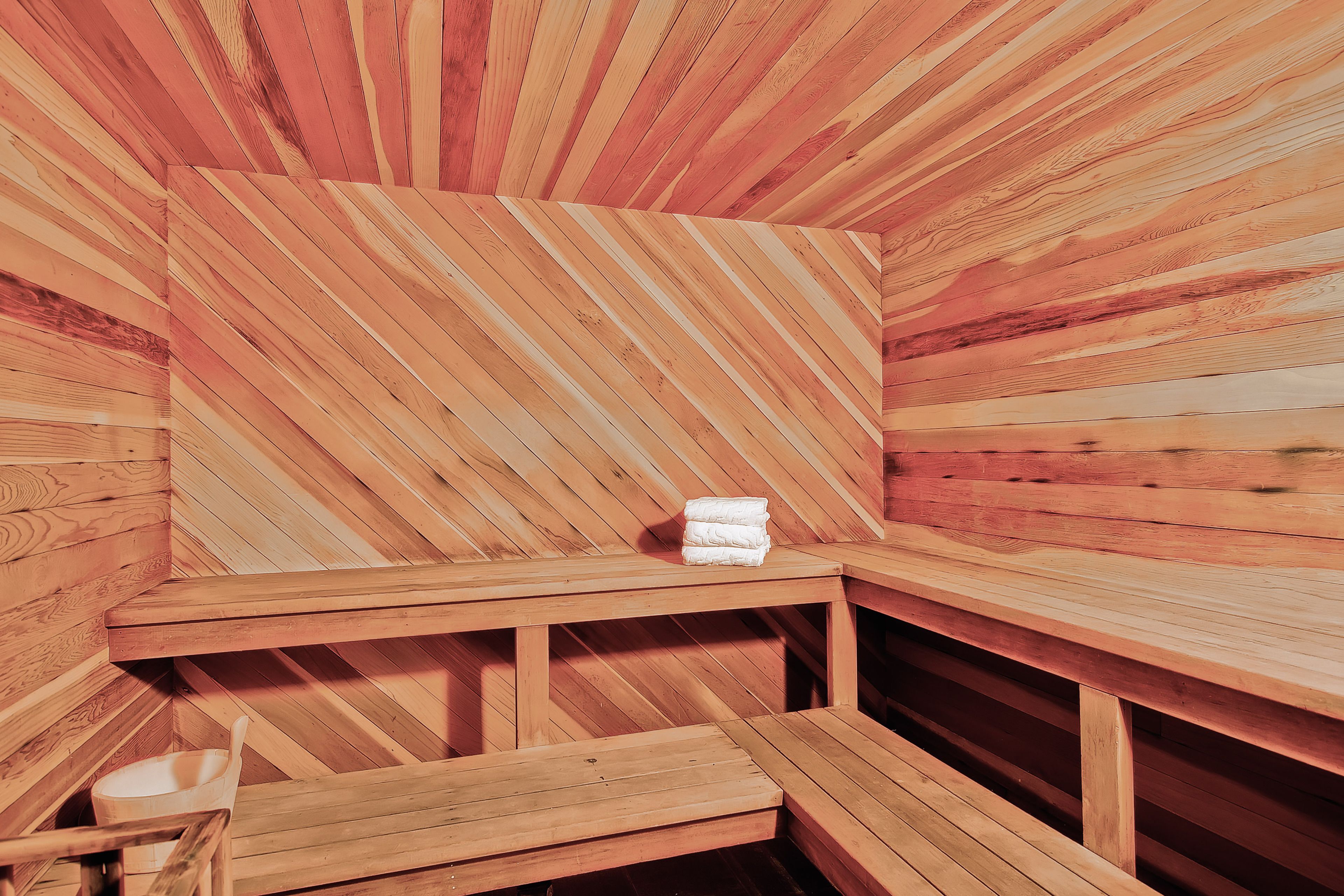 Una sauna con listones y bancos de madera.