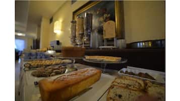 Daily continental breakfast (EUR 4 per person)