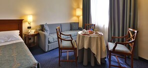 Minibar, coffre-fort, bureau, rideaux d’obscurcissement