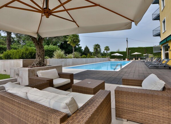 Una piscina cubierta, una piscina al aire libre