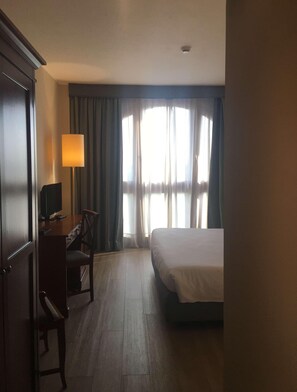 Minibar, caixa forta a l'habitació, escriptori i cortines opaques