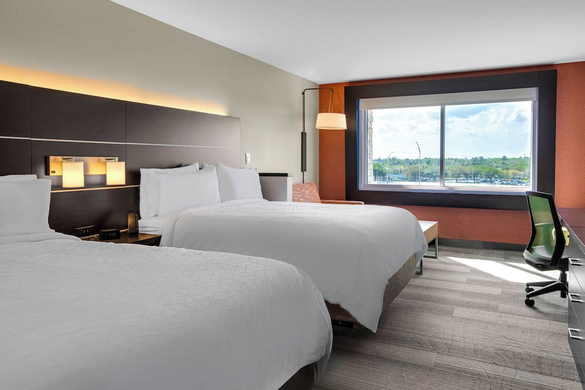 premium bedding, down duvets, in-room safe, desk