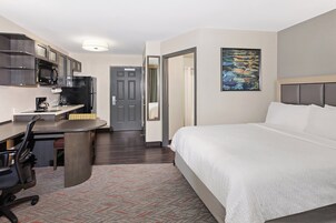 Una scrivania, postazione laptop, ferro/asse da stiro, Wi-Fi gratuito