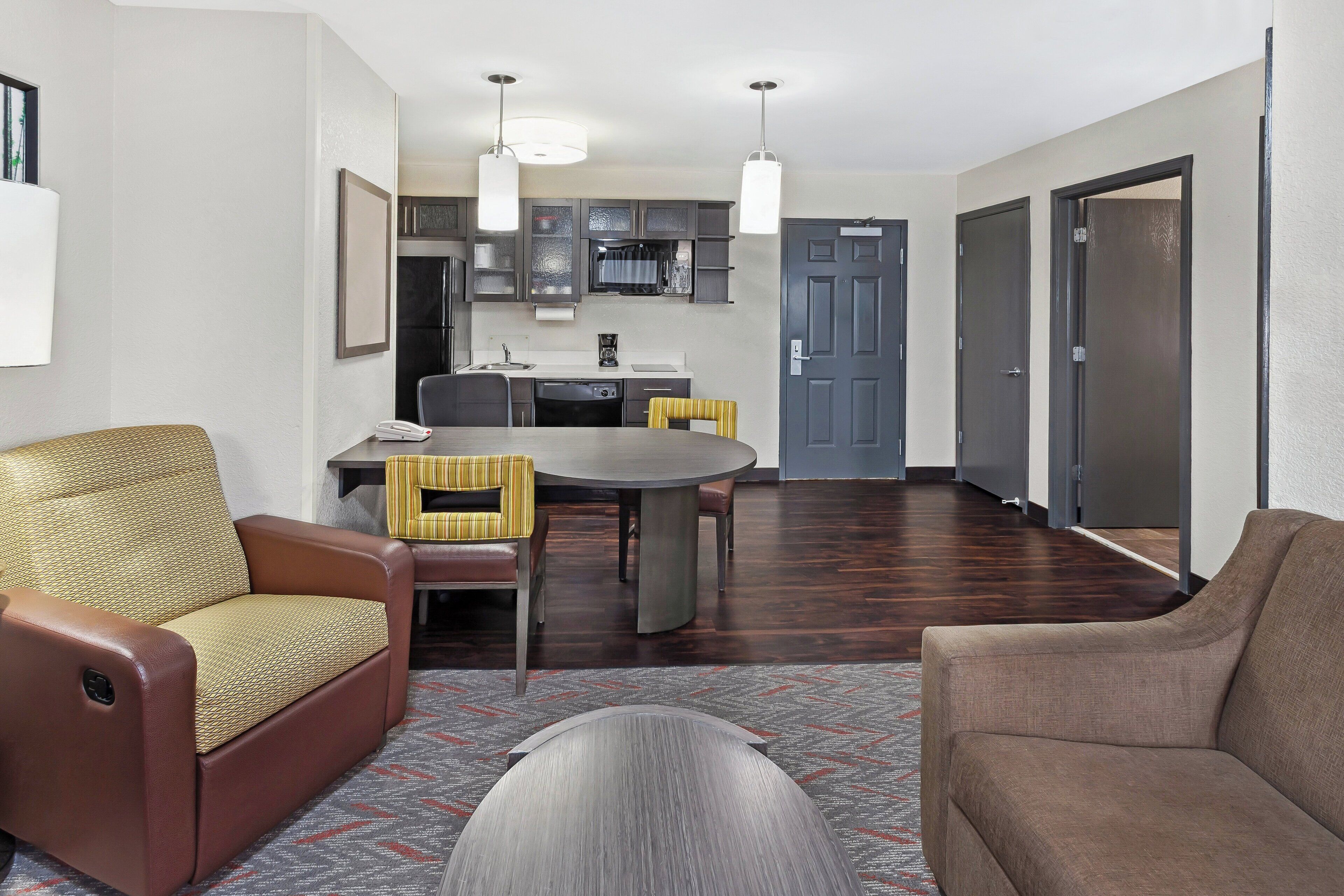 Een bureau, een laptopwerkplek, een strijkplank/strijkijzer, gratis wifi