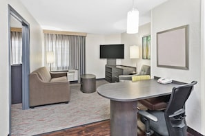 Suite, 1 Bedroom, Accessible (MOBILITY) | Living area