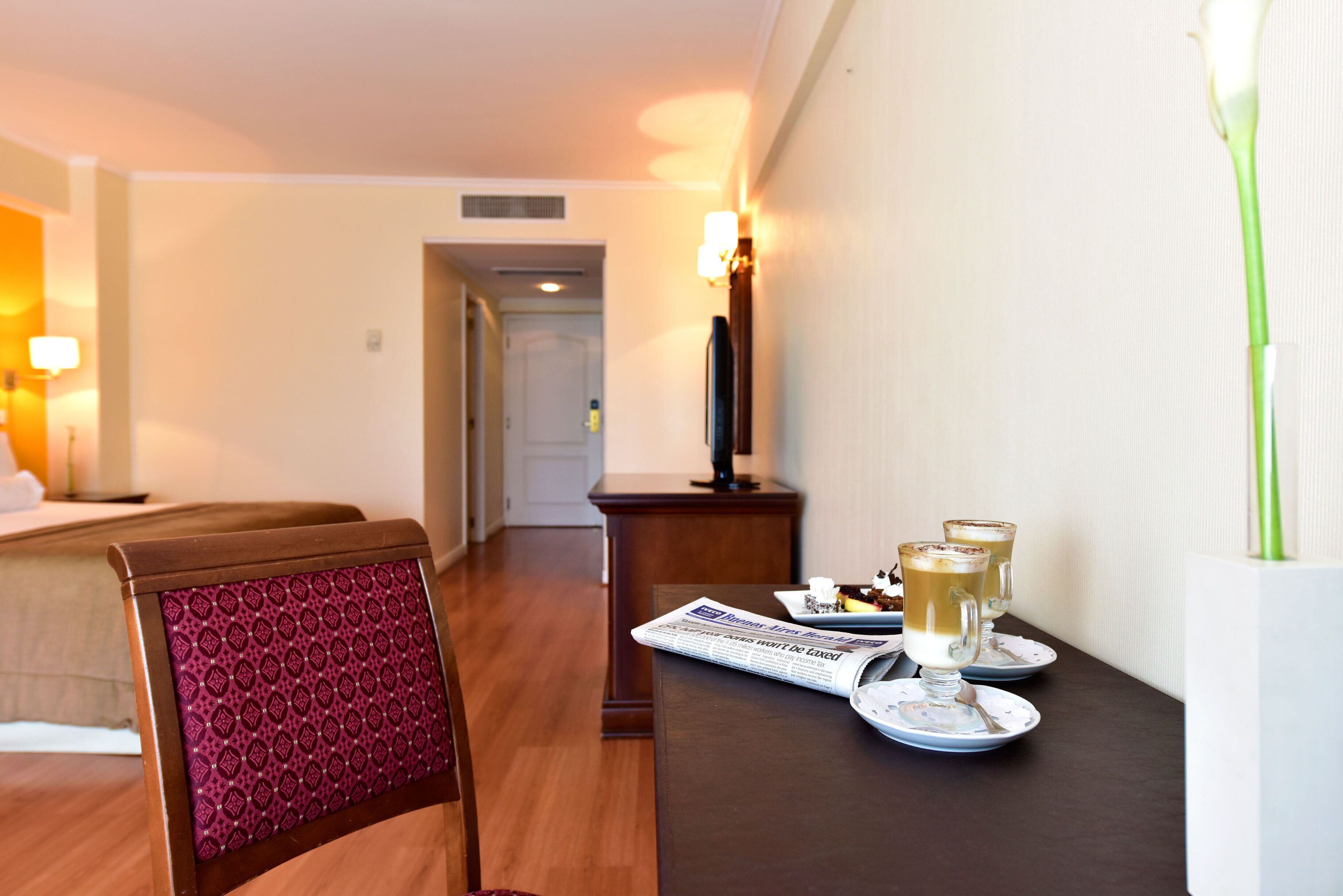 executive room, 1 queen bed | 1 bedroom, minibar, in-room safe, desk