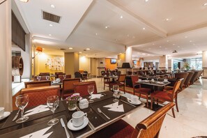 Café da manhã, almoço e jantar; culinária internacional 